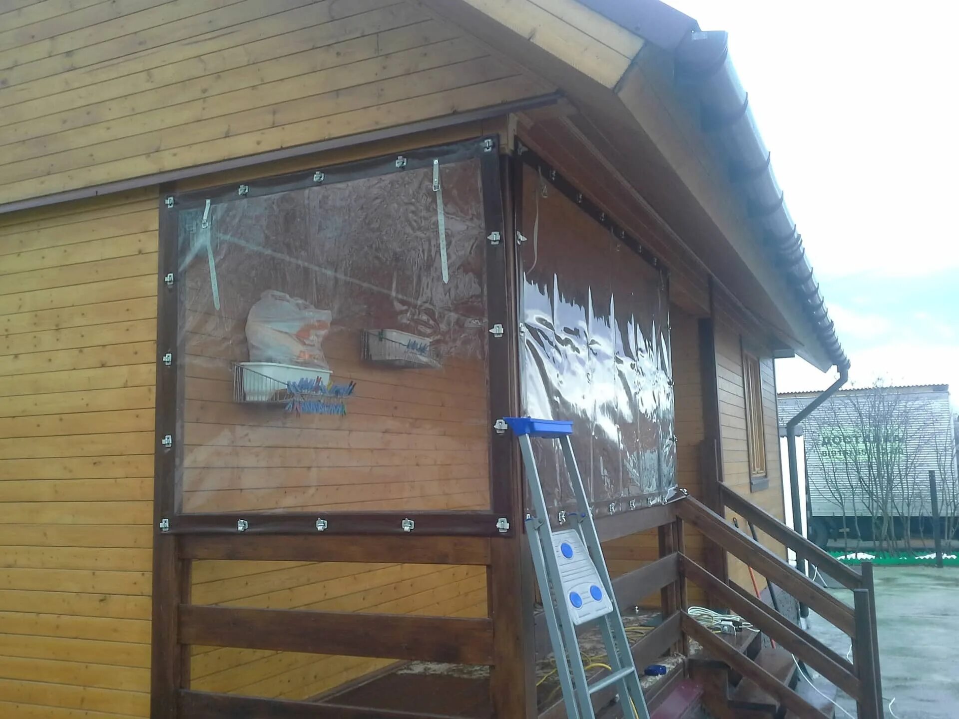 Сам сделал мягкие окна. Саморезы для мягких окон. Сам сделал мягкие окна. Крепление мягких окон. Складывающиеся окна для беседки.