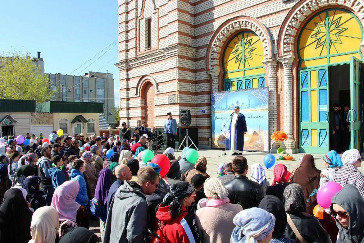 Ураза байрам Саратов. 2 Мая Ураза байрам праздник. Ураза-байрам Бутово мечеть. Ураза-байрам 2022. Праздник у мусульман в 2024 ураза байрам