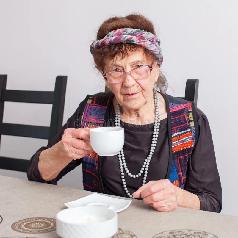 Домашняя пожилых на камеру. Бабушка пьет чай. Старушка пьет чай. Старушка с чаем. Бабушка с чаем.