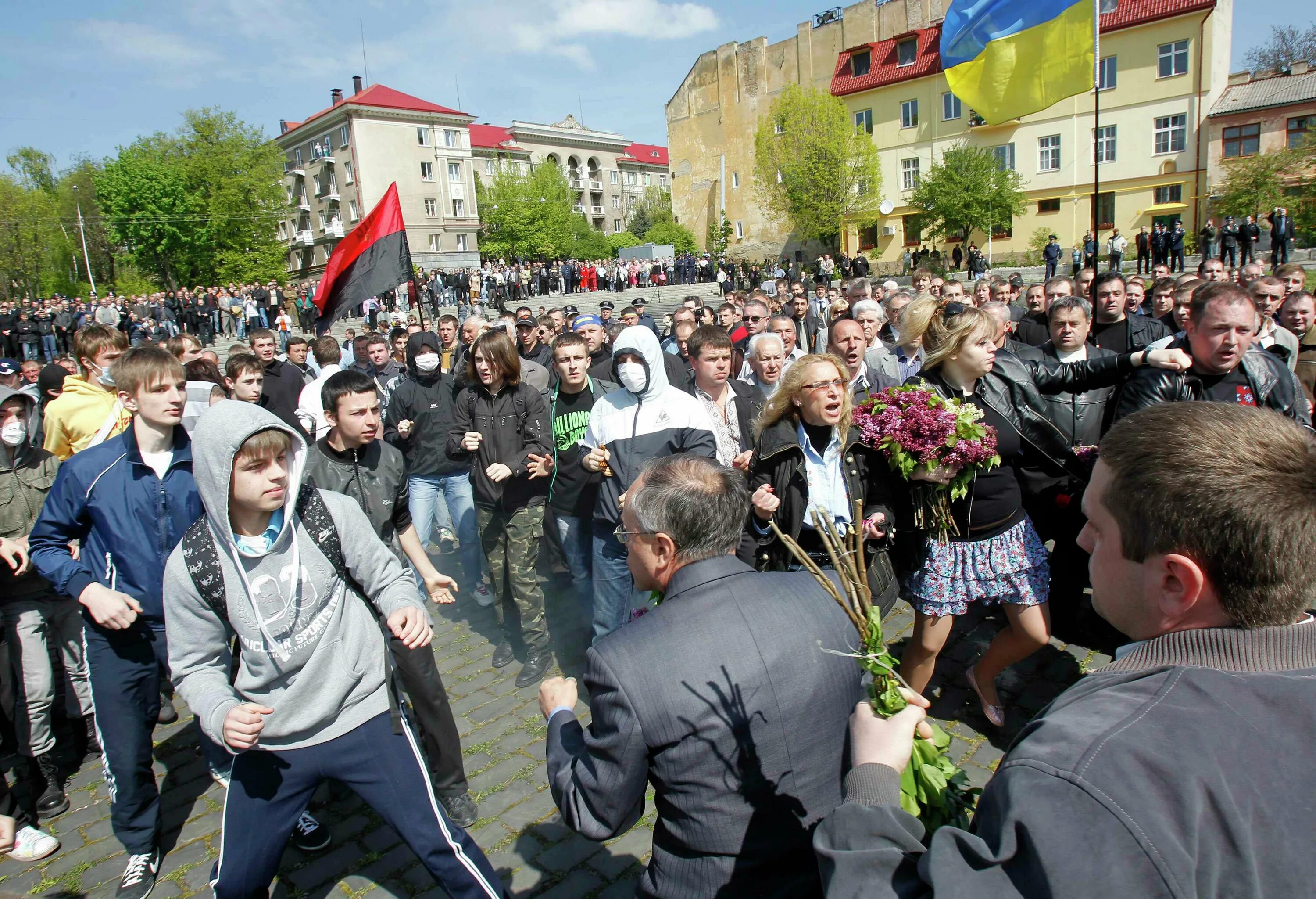 05 украина. Львов 9 мая 2011. Избиение ветеранов во Львове 9 мая. Львов националисты. Националисты избивают ветеранов.