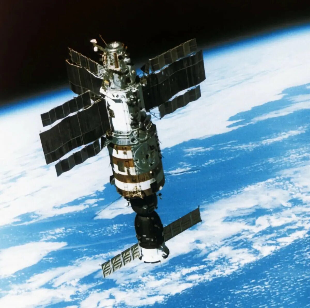 Первая космическая станция салют 1. Салют-1 орбитальная станция. Орбитальная Космическая станция салют. 1971 Советская орбитальная Космическая станция. 1971 Советская орбитальная Космическая станция салют.