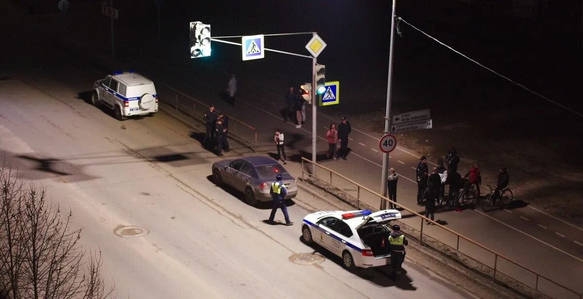 Велосипедист сбил мопедиста. Машина сбила маленького ребёнка. 2 мальчика сбивает. 2 мальчика сбивает. Девушка перепутала газ и тормоз сбила пешеходов.