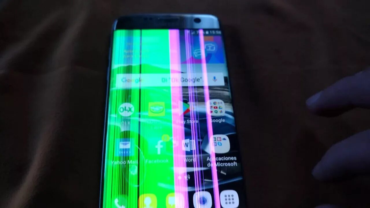 Полоски на дисплее iphone. Зеленые полосы на экране айфона. Жёлтое пятно на экране смартфона. Iphone 11 полоса на экране. Полоски на экране телефона.