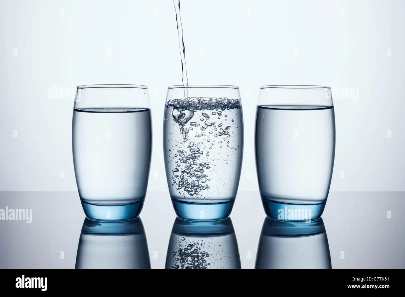 Стакан с разными жидкостями. Пустой стакан воды. Два стакана воды. Разные стаканы. Полный стакан воды.