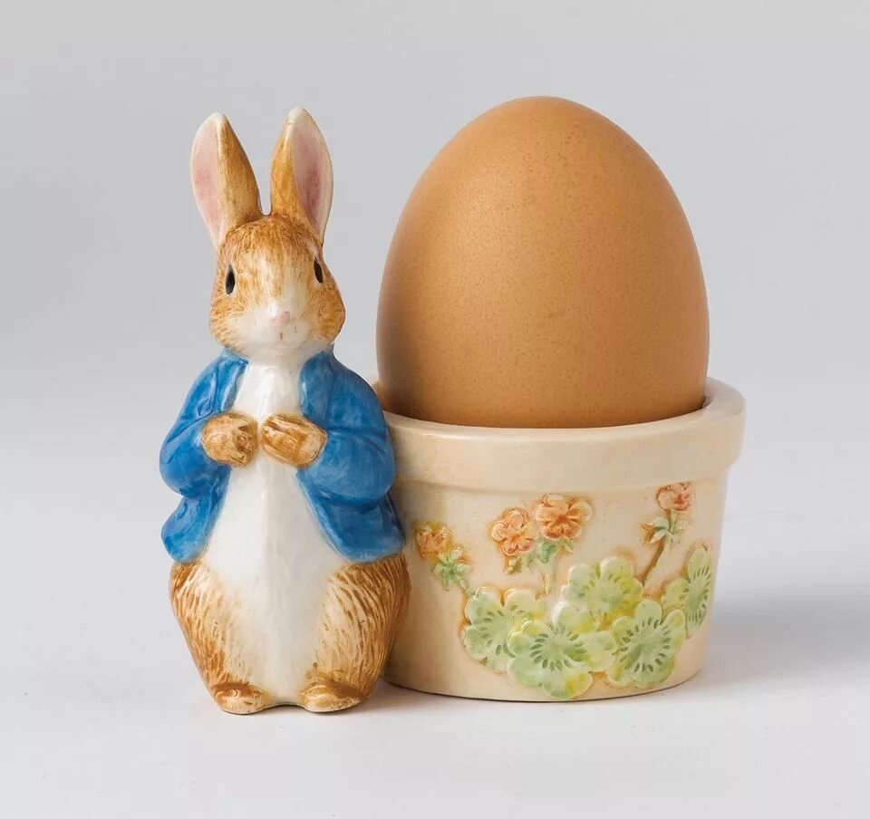 Rabbit egg. Peter rabbit чашка. пасхальный кролик питер. фарфоровые кролики для пасхальных яиц. пасхальный кролик с яйцом фарфор.