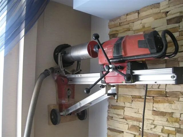 Сверление отверстий в кирпичной стене расценка. Алмазное бурение 123×600. алмазное бурение отверстий д132 мм. алмазное бурение диаметр 1000мм. алмазное бурение отверстий диаметром 62.