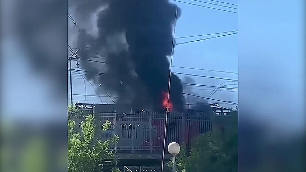 Поезд отцепили вагон. Пожар в электричке на левобережной. Поварово горящая электричка. Горит вагон метро. Пожар в электричке на левобережной.