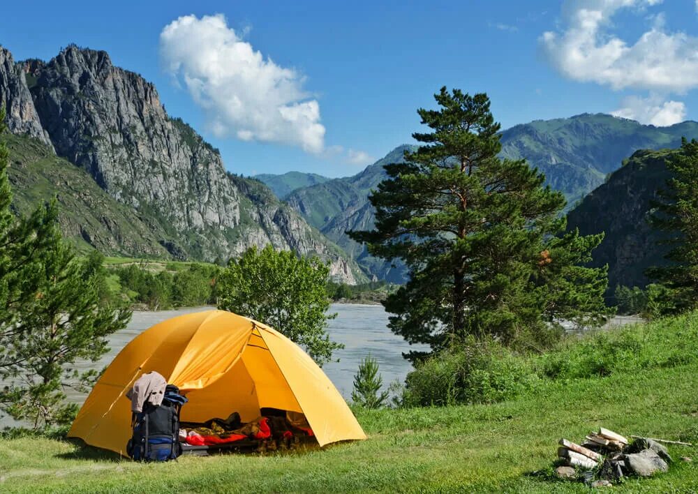 Mountains camping. Алтай Акташ палаточный лагерь. Горный кемпинг Кавказ. Палатка Camping Tent. Кемпинг Поляна большая Адыгея.