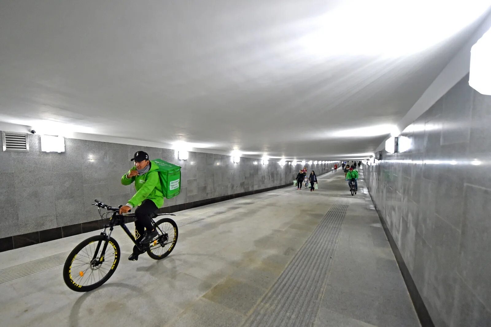 Самый длинный переход. Длинный подземный переход в Москве. Длинный пешеходный подземный переход. Строительство подземного перехода. Самый длинный подземный переход.