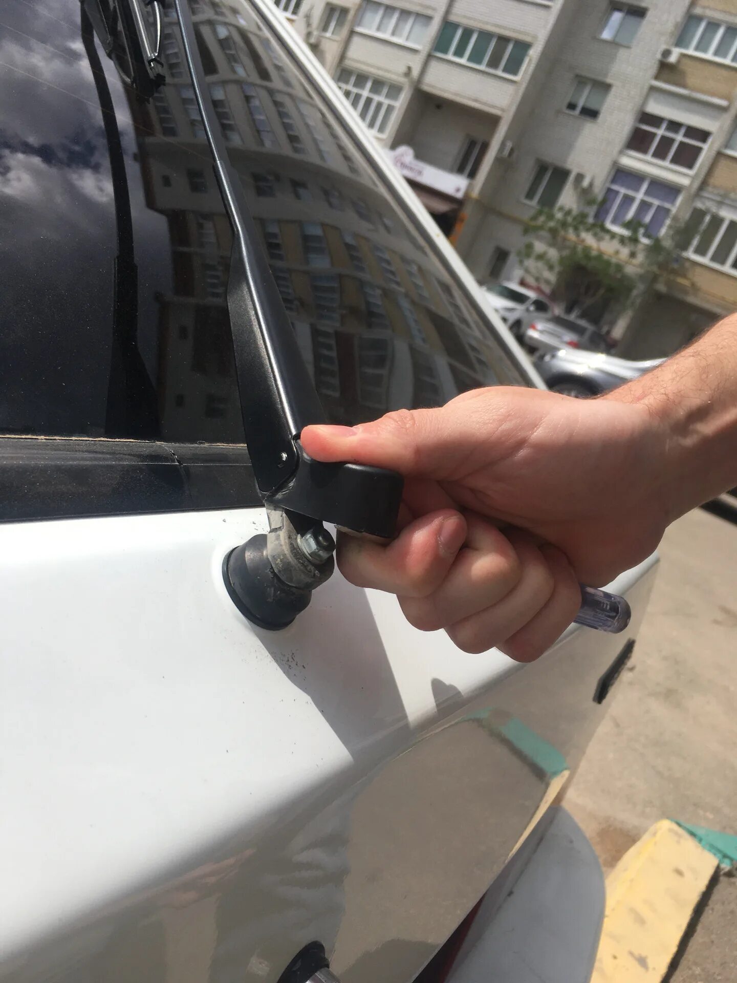 Седан с задним дворником. Форд транзит 2004 год щетки стекла схема. Привод стеклоочистителя-трапеция ваз 2106. Части стеклоочистителя автомобиля. Задний дворник джип гранд чероки wk2.