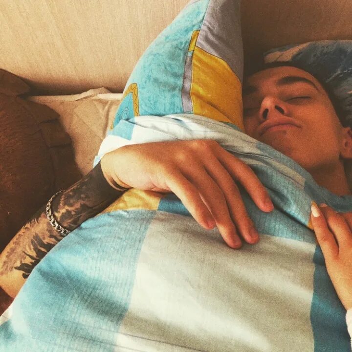 Dinadenoire инста. Sleepy певица фото. Halsey до пластики. Halsey instagram 2022. Dinadenoire.