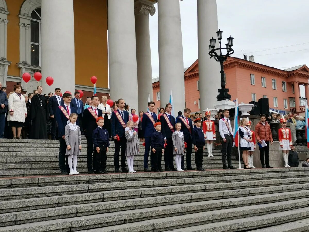 Прокопьевск школа 14 сайт. Прокопьевск последний звонок 2021. Последний звонок 2021. Прокопьевск выпускники. Прокопьевск выпускной 11 класс.