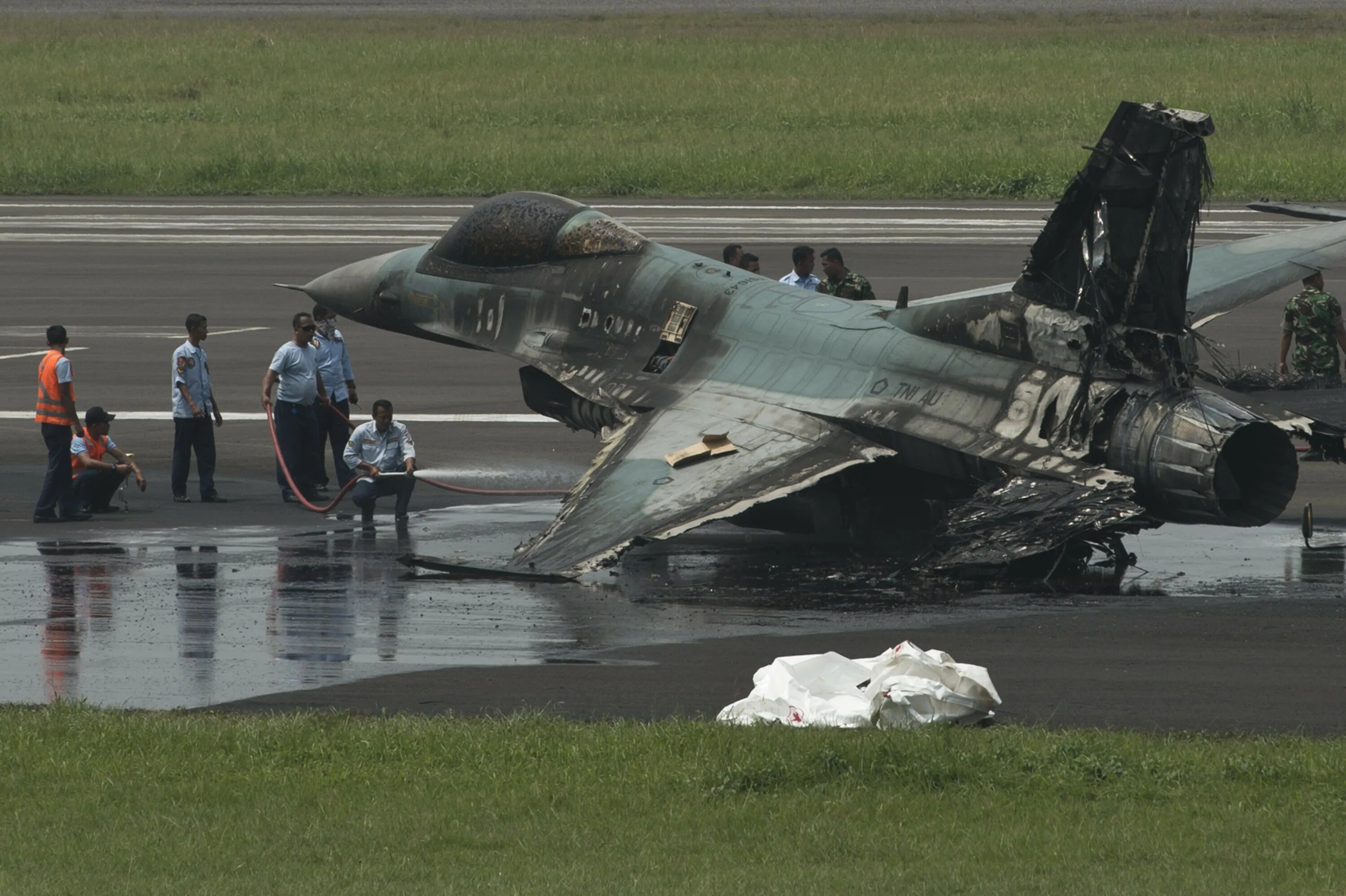 Разбился военный самолет. Обломки истребителя f16. Истребители f-16 ВВС США.