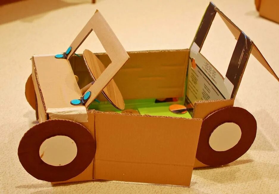 Что можно сделать из коробок своими руками. Машинка из картона. Машинка из картонной коробки. Поделка машина из картона. Машинка из коробки для ребенка.