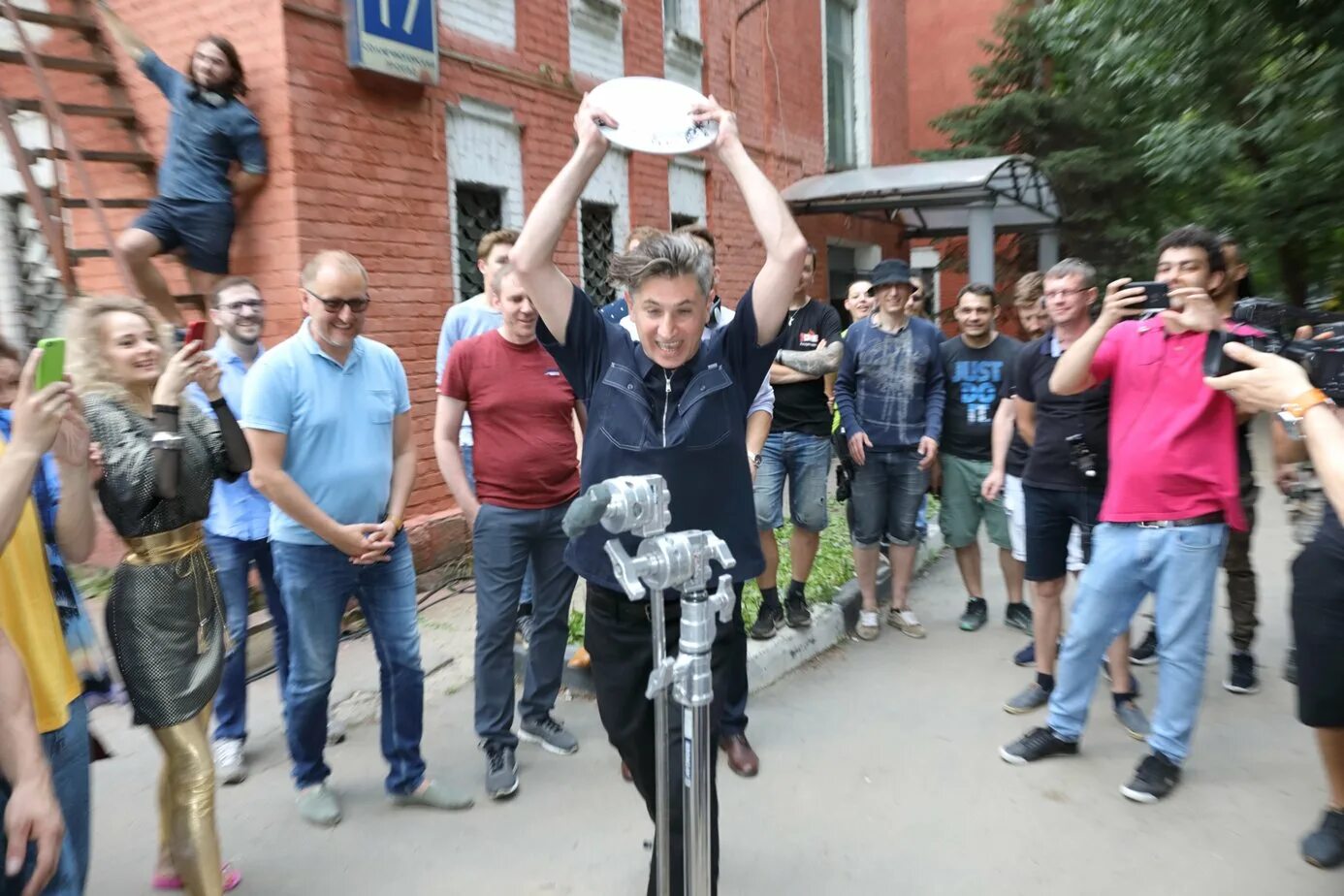 Егор трухин 90е весело и громко. Весело и громко 1. Сериал 90-е весело. 90е весело и громко. Весело и громко 1.