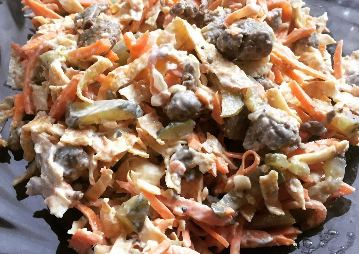 Салат с печенью солеными огурцами и морковью. Обжорка с печенью и солеными огурцами. салат обжорка с куриной печенью. салат обжорка с куриной печенью и солеными огурцами. обжорка с печенью куриной и солеными огурцами.