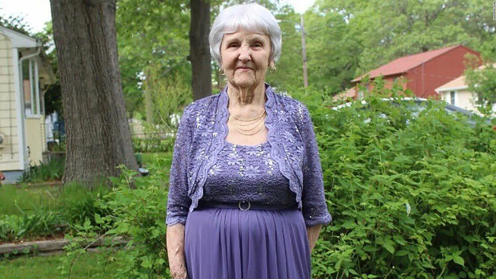 Бабушка бич. Granny сьюзан. Granny hear. Грэнни элис. Granny сьюзан.