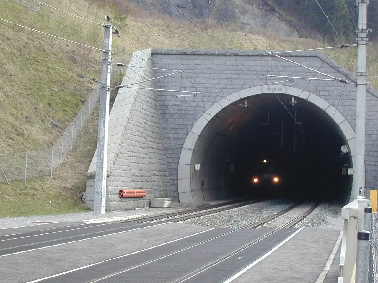 Перед входом в тоннель пассажирского поезда. Томусинский Железнодорожный тоннель. Меградзорский Железнодорожный тоннель. Брункенбергский туннель. Туннель Сюэшань Тайвань.