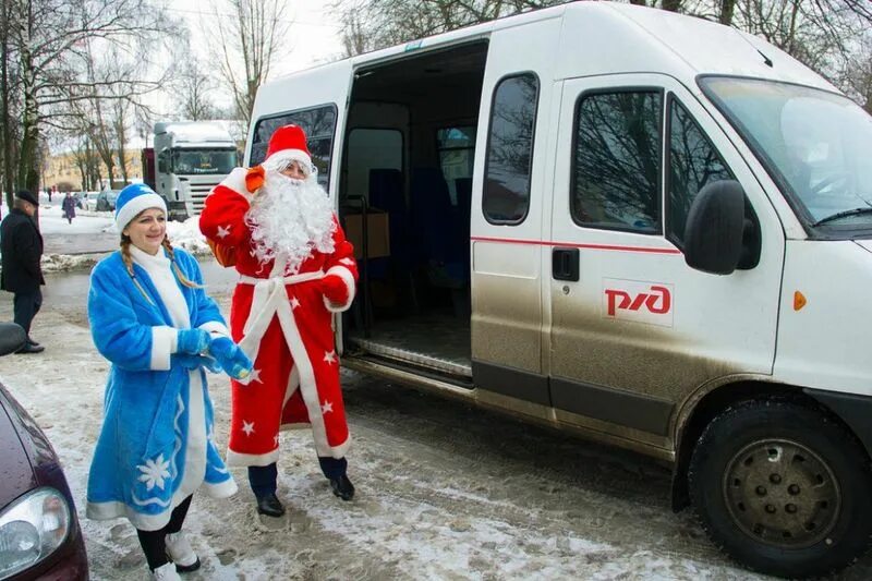 новый приходит в каждый дом. стих деду морозу на новый год. рождественская сказка. чудеса в новый год. дети наряжают елку.
