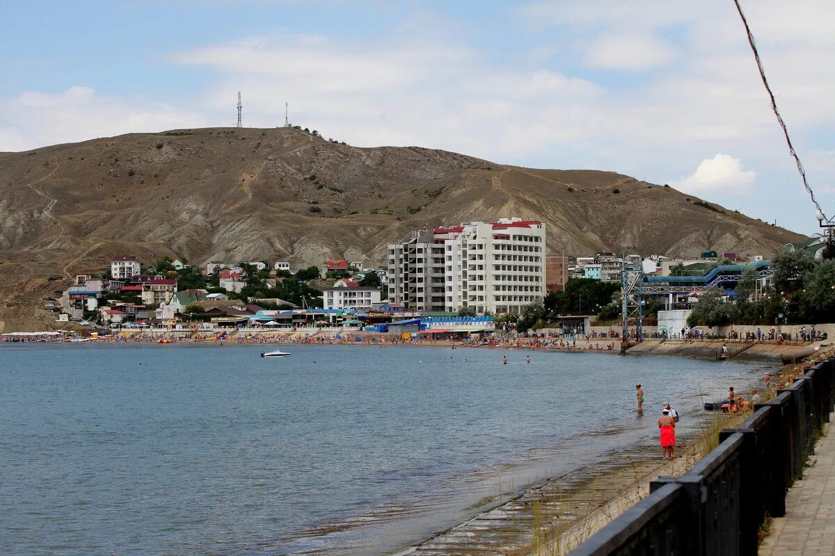 Село орджоникидзе. Посёлок Орджоникидзе Крым. Орджоникидзе Крым набережная. Бетонный пляж Орджоникидзе Крым. Поселок Орджоникидзе набережная.