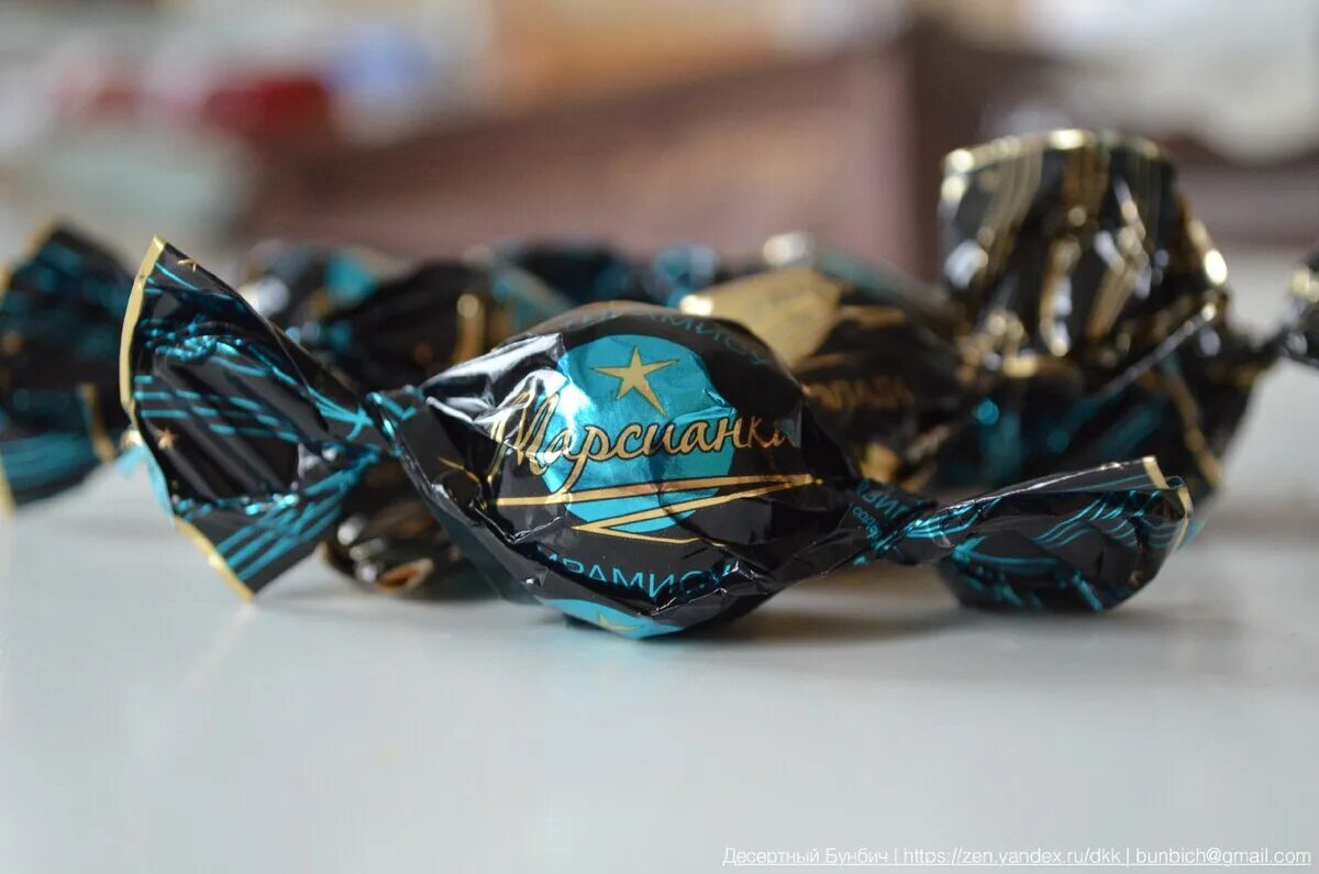 Конфеты в фантиках. Шоколадные конфеты в фантиках. Конфеты в синей обертке шоколадные. Популярные фантики конфет.