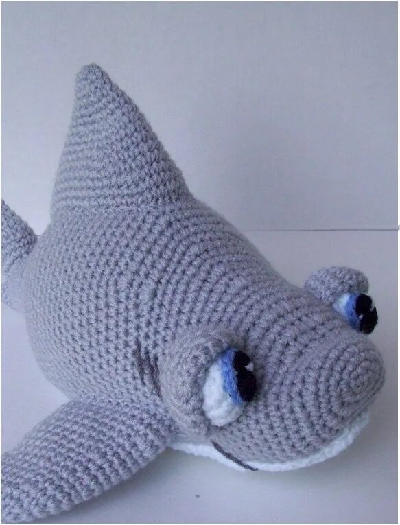 Амигуруми акула. Акула вязаная крючком. Вязаные игрушки акула. Акуленок амигуруми. Вязаные игрушки акула.