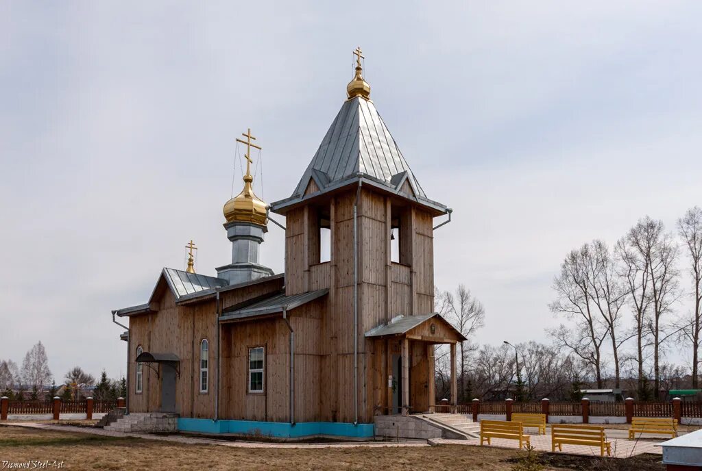 Храм трех святителей с Ермаковское. Церковь Ермаковское Красноярский. Село Ермаковское Красноярского края. Храм трех святителей Ермаковское фото.