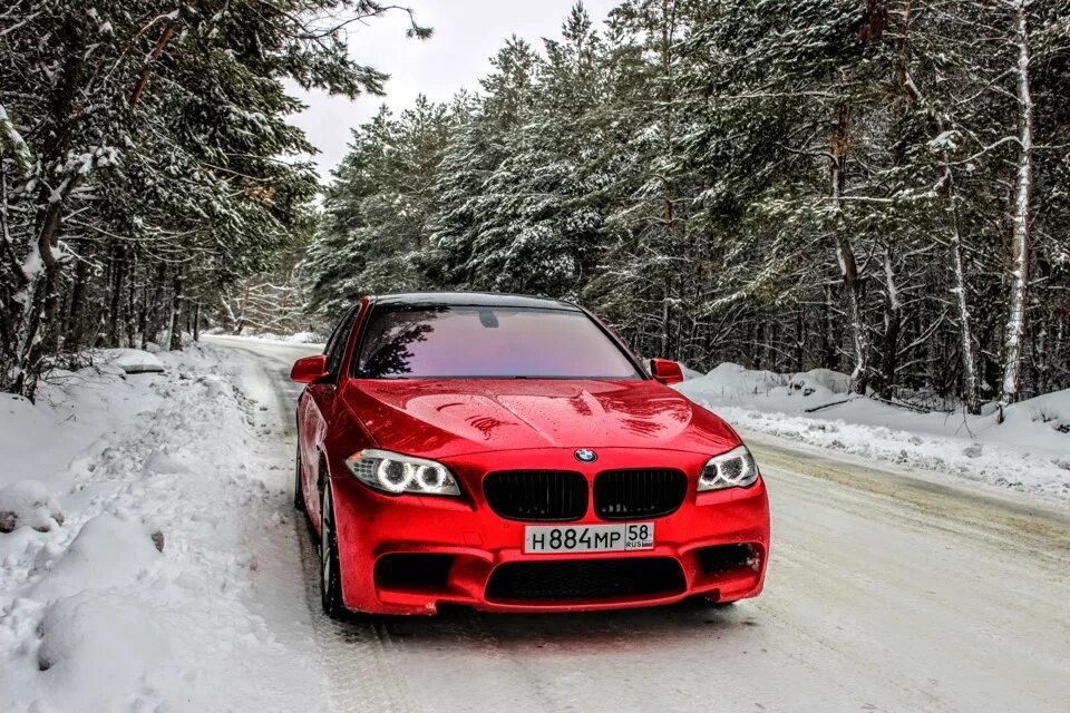 БМВ х5 красная. БМВ м5 зимний. БМВ х5 в снегу. BMW f10 в снегу. М5 зима