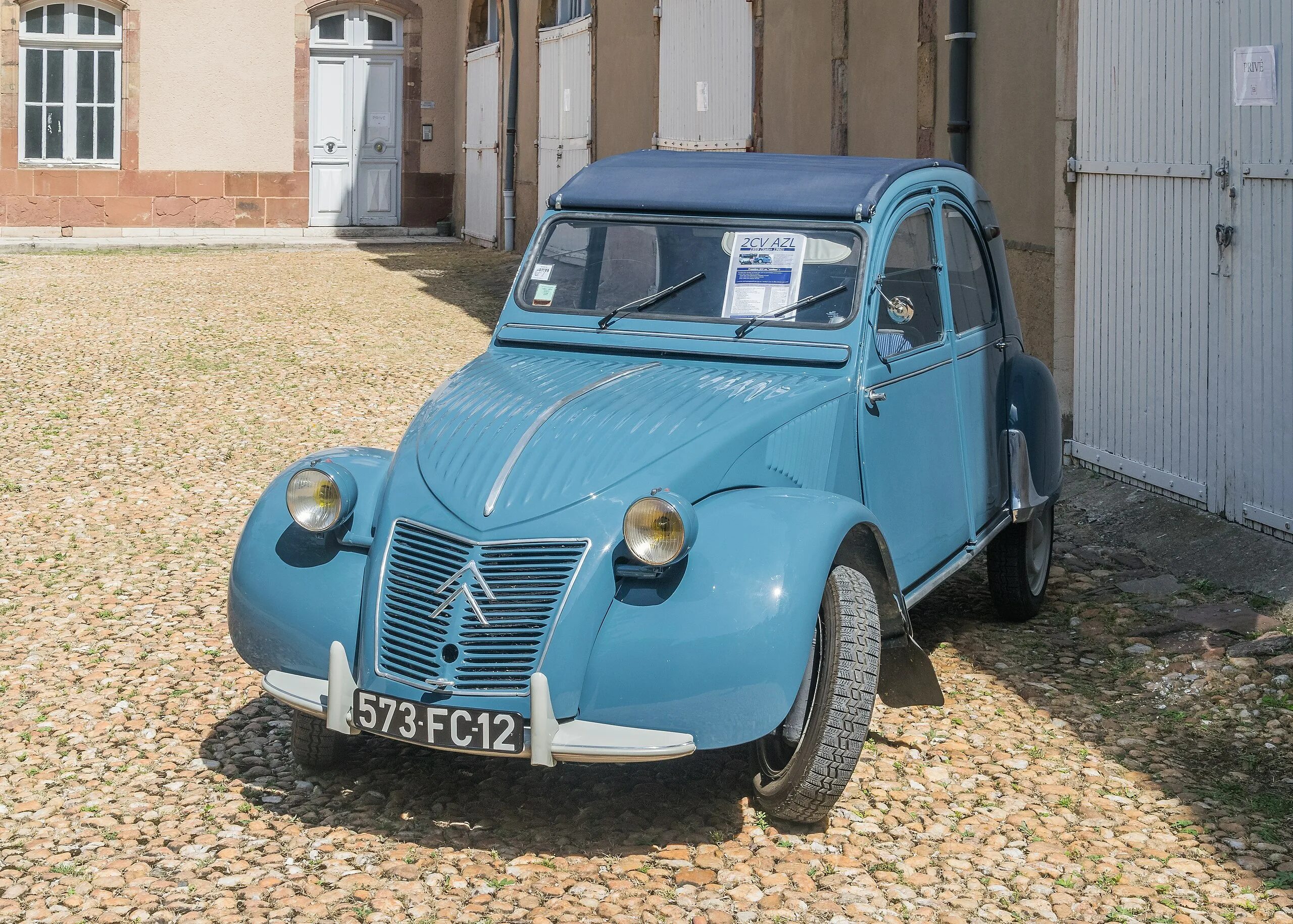 Ситроен 7cv 1934. Французское авто 7 букв. Candy автомобиль французский. Citroen traction 1934. Старый ситроен cv2.