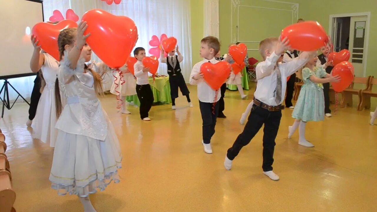 Сердце для танца в детском саду. Танец с сердечками в детском саду. Танец с сердечками для мамы в детском саду.