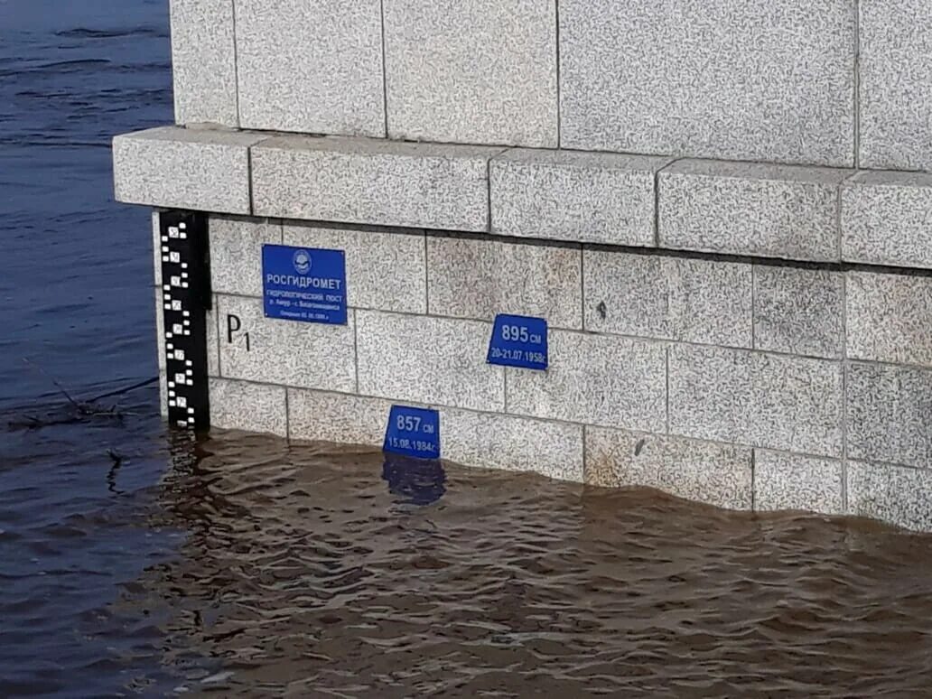 Вода в благовещенске купить. Уровень воды Благовещенск. Набережная Благовещенска 2013 наводнение. Уровень воды в Амуре. Уровень воды в Амуре Благовещенск сегодня таблица на набережной.