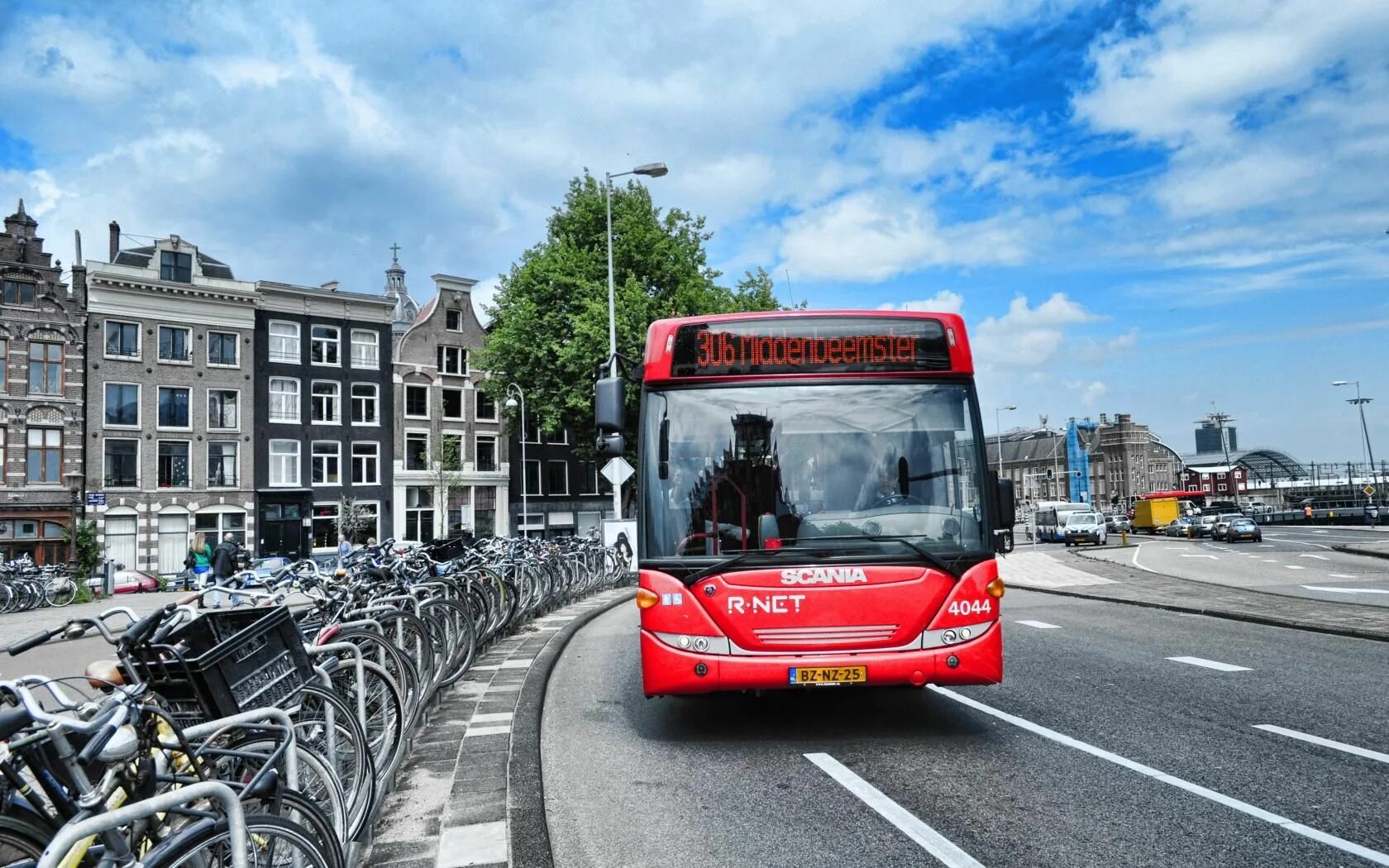 Амстердам транспорт. Городской транспорт. Красивый автобус. Автобус в городе.