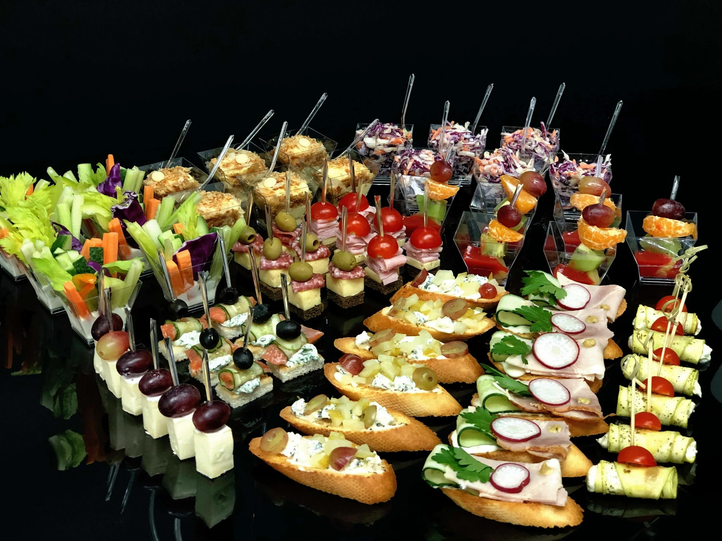 вкусные канапе для фуршета на шпажках. канапе фета маслины черри. вкусные канапе для фуршета на шпажках. фуршетные блюда и закуски. вкусные канапе для фуршета на шпажках.