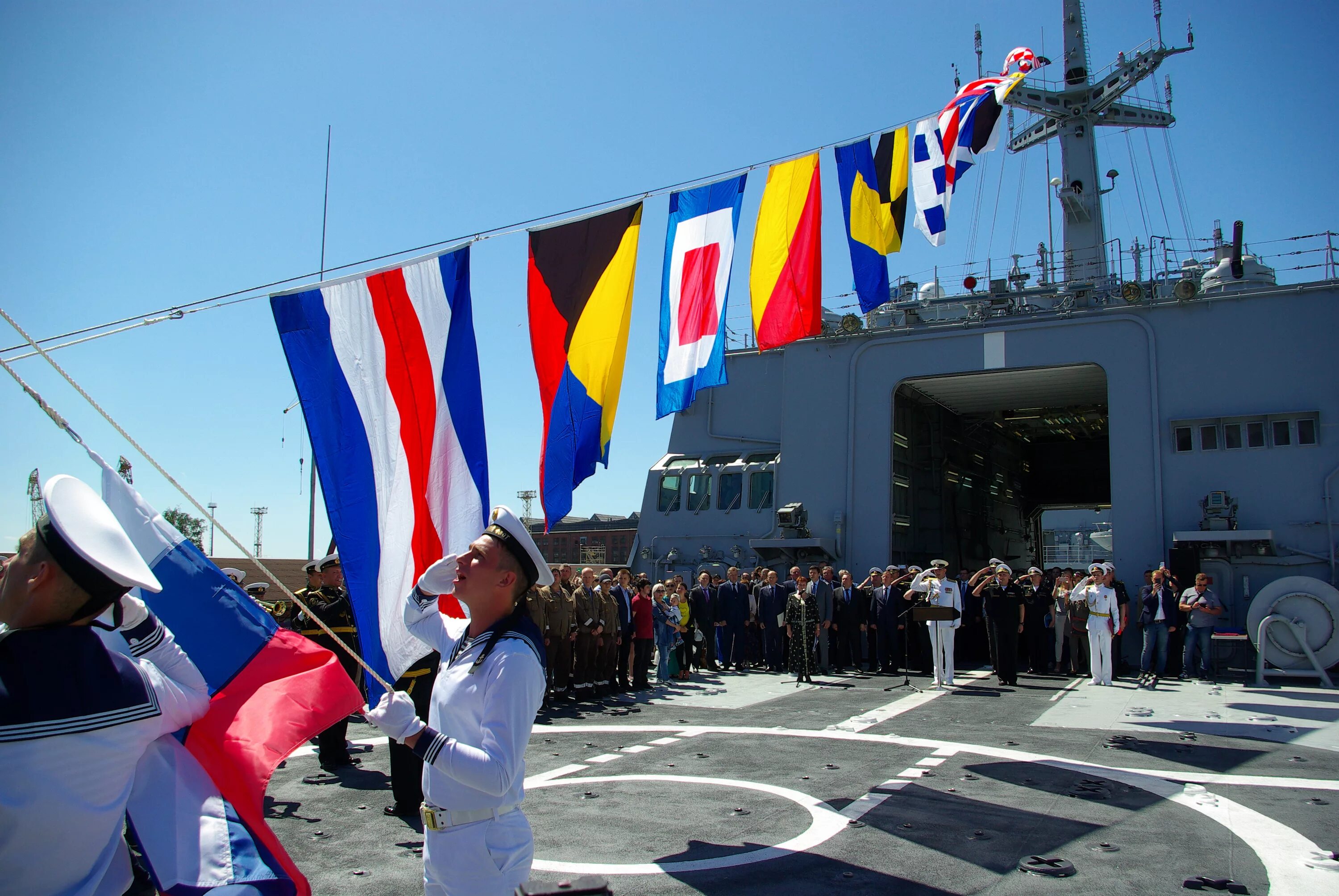 Боевое знамя военно морского флота рф. Флаг вмф на корабле. Яхта под иностранным флагом в россии. Флаг вмф ссср на крейсере аврора. Флаги расцвечивания на кораблях вмф россии.