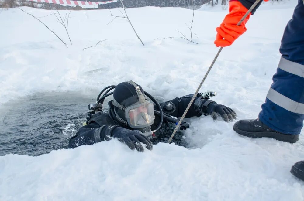 Водолаз зимой. Спасательные снегоходы на красной Поляне. Водолазы зимой ночью. Зима водолаз лунка. Утонувшие зимой