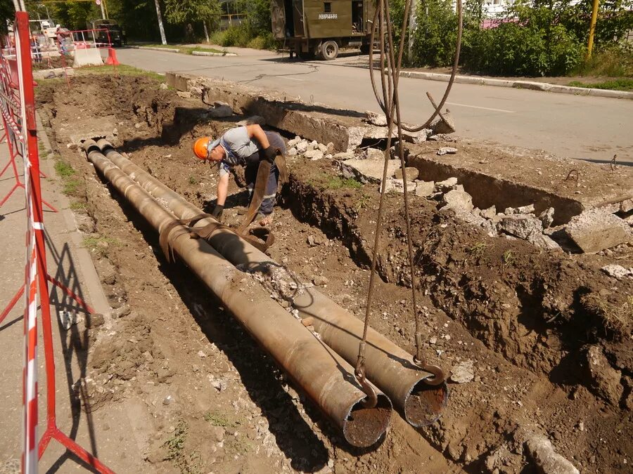 Демонтаж теплотрасс. Демонтаж теплосети. ремонт теплотрассы. демонтаж монтаж теплотрассы. теплотрасса летом.