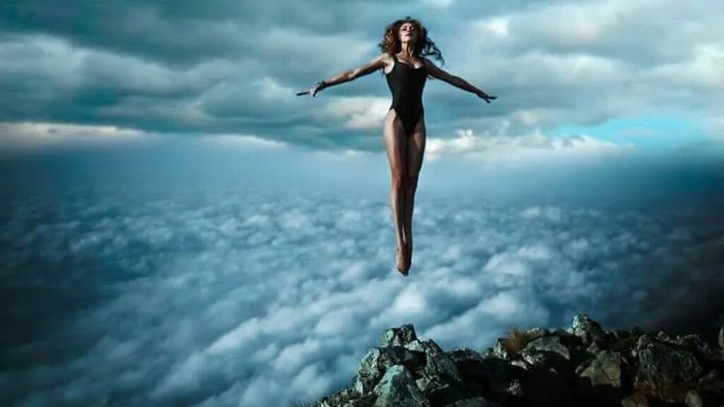 Летающая девушка. Позитивная девушка. Девушка летает. Девушка в полете. Девушка летит.