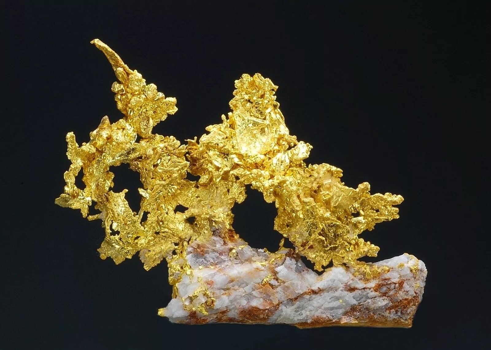 Самородное золото минерал. Минерал самородок кварц. Золото самородное в кварце. Золотой самородок в кварце.