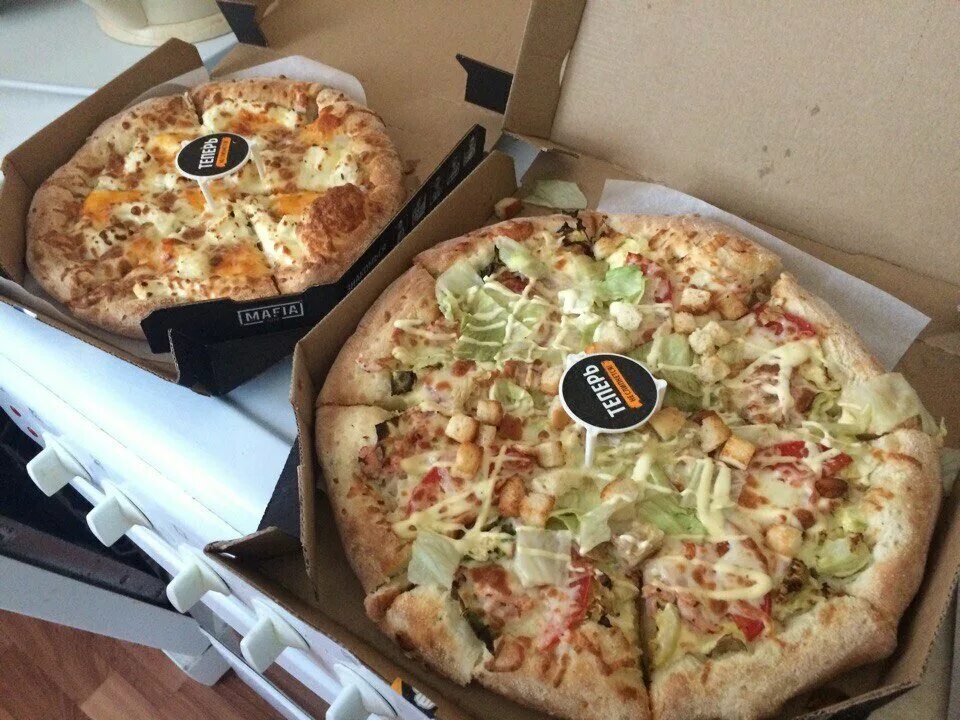 Мод на пиццу. Упавшая пицца. Фото людей рядом с пиццей. Пицца hd. Пицца конструктор додо пицца.