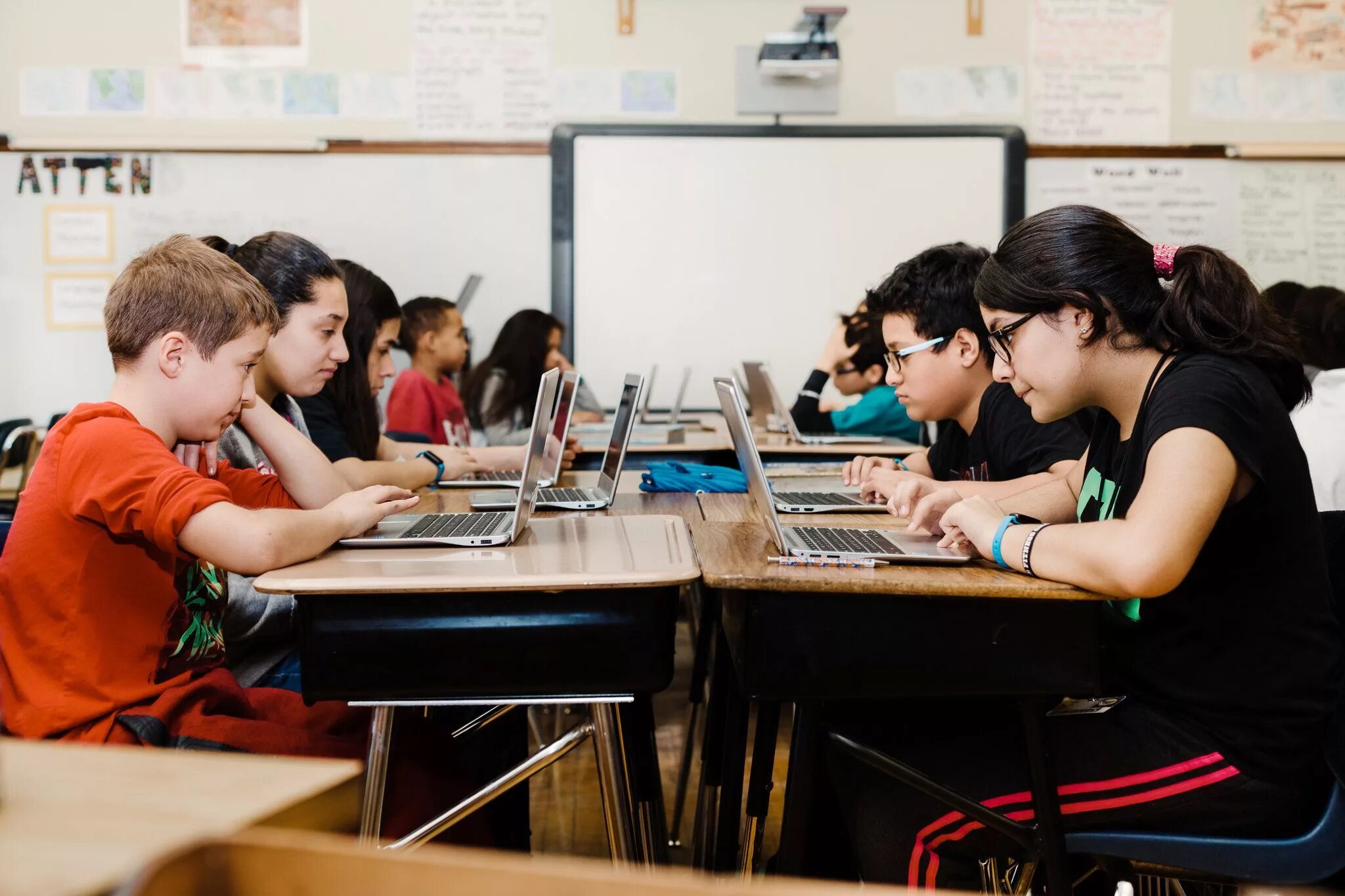 How students life. Студентс in class Room. ICT class. ICT Classroom. Technology in the Classroom.