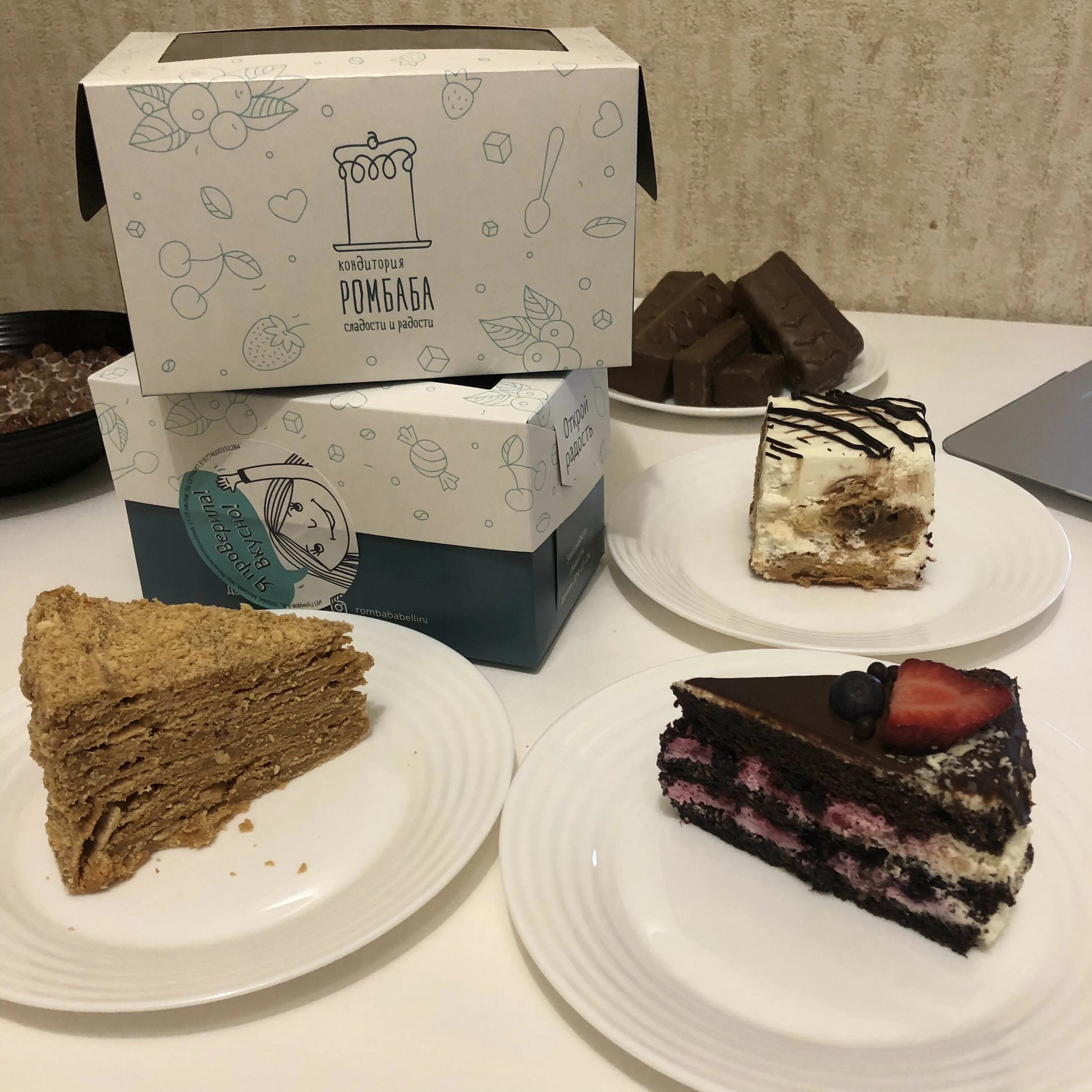 Ром баба торты. Ромбаба кондитория красноярск сайт. Ромбаба беллини красноярск. Ром баба торты. Ром баба торты.