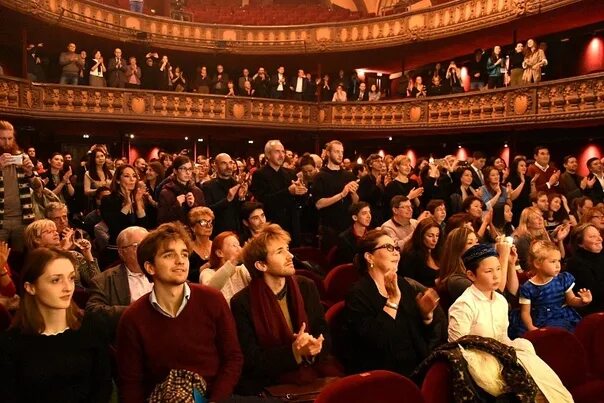 Перерыв между действиями спектакля. Зрители в театре. Публика в театре. Аплодисменты в театре. Зрители перед спектаклем в театре.