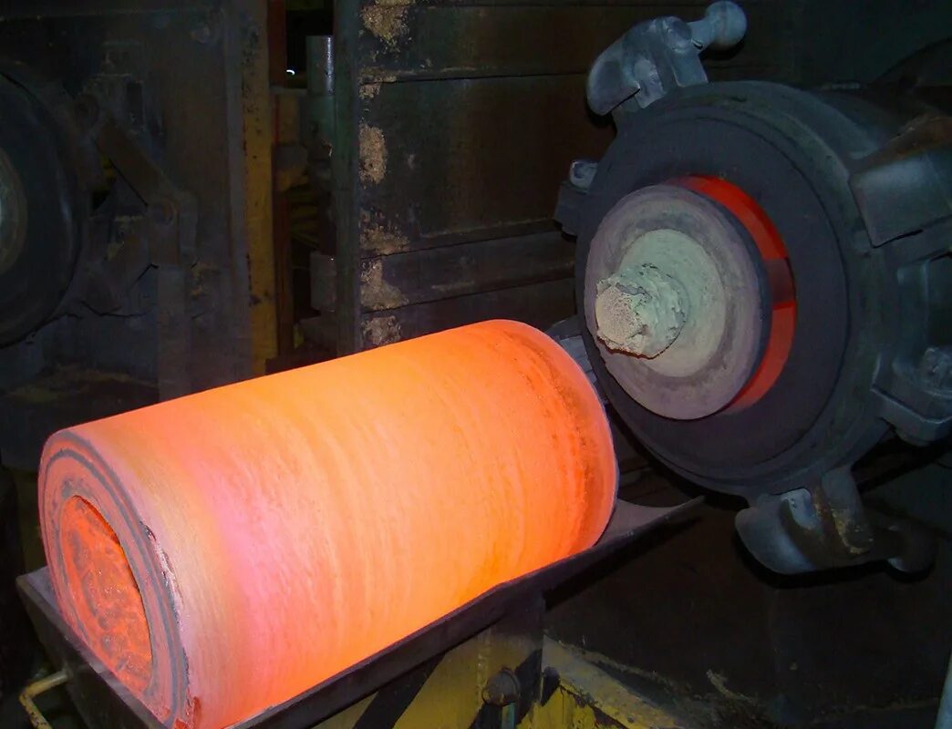 Центробежное литьё из лц40мц. Центробежный способ литья. Центробежное литье металлов. Схема центробежного литья на машинах с вертикальной осью вращения. Центробежное литье чугуна.