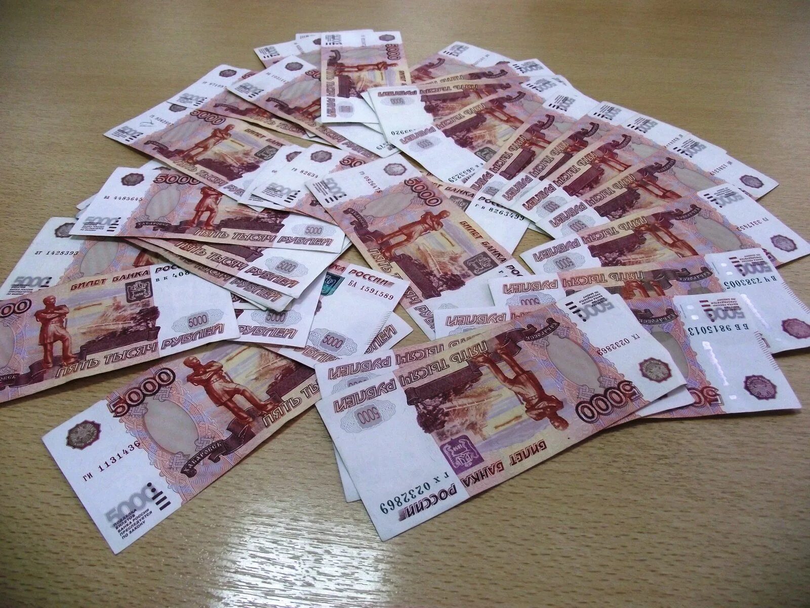 200 000 рублей в месяц. Деньги 100 тысяч. Фотография денег. СТО тысяч рублей. Много денег.