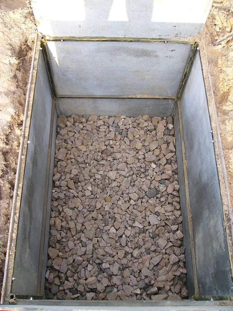 Что засыпать в выгребную яму