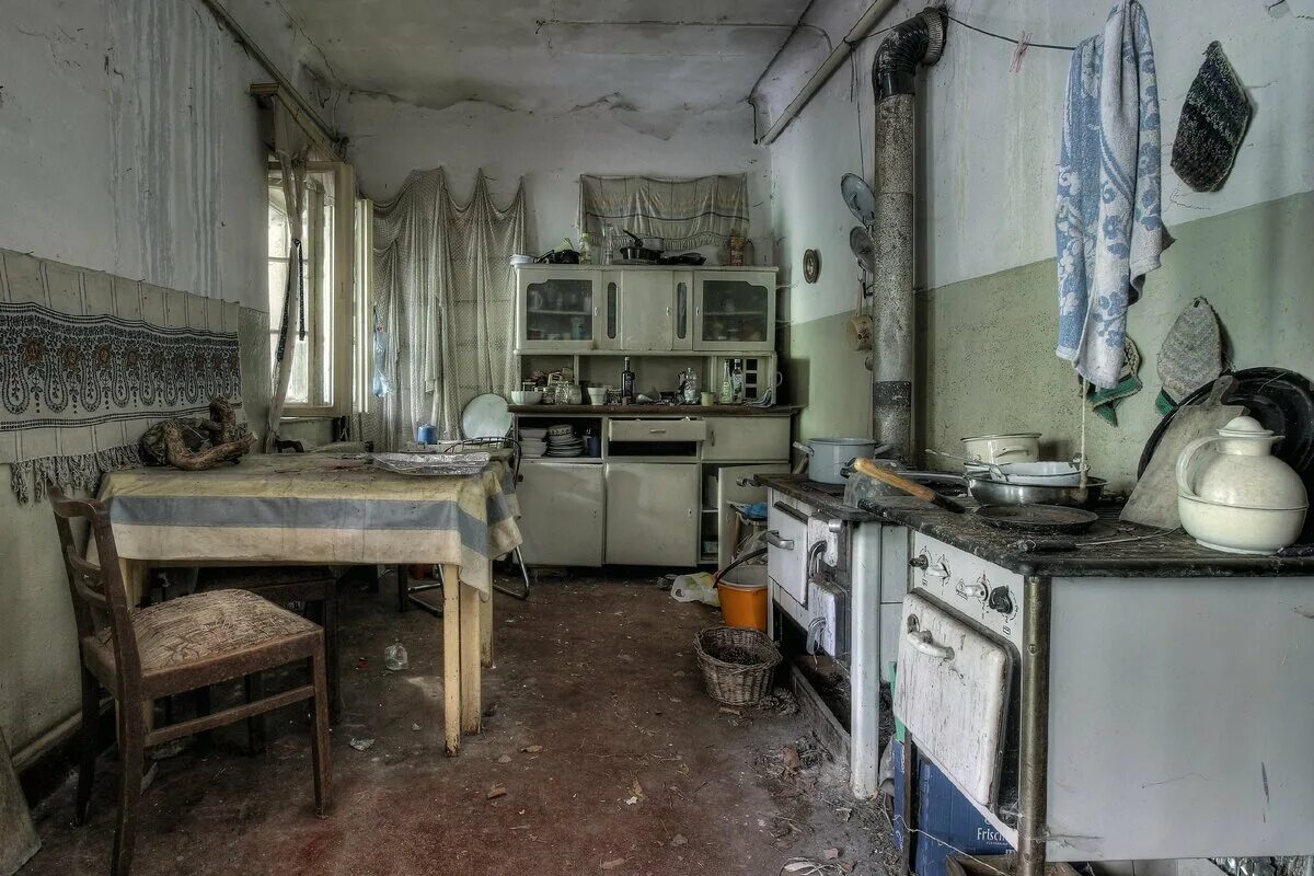 Расселение коммуналок спб. Кухня в бараке. Барак жилье. Старая коммунальная квартира. Старая квартира.