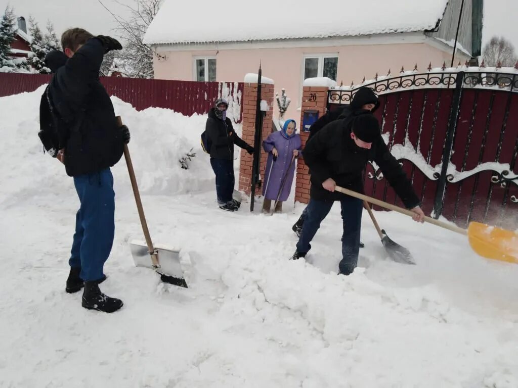 Помощь снежку. Волонтеры отчистили от снега спорт площадку. Помощь пожилым в уборке снега. Волонтеры помогают пожилым людям очистить двор от снега. Игошин а.н. акция по уборке снега пожилым людям.