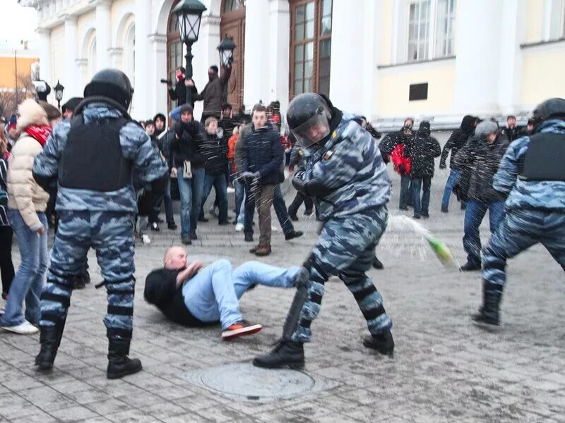 Омон драки. Погром на Манежной площади 2002. Беспорядки 2002 года в Москве.