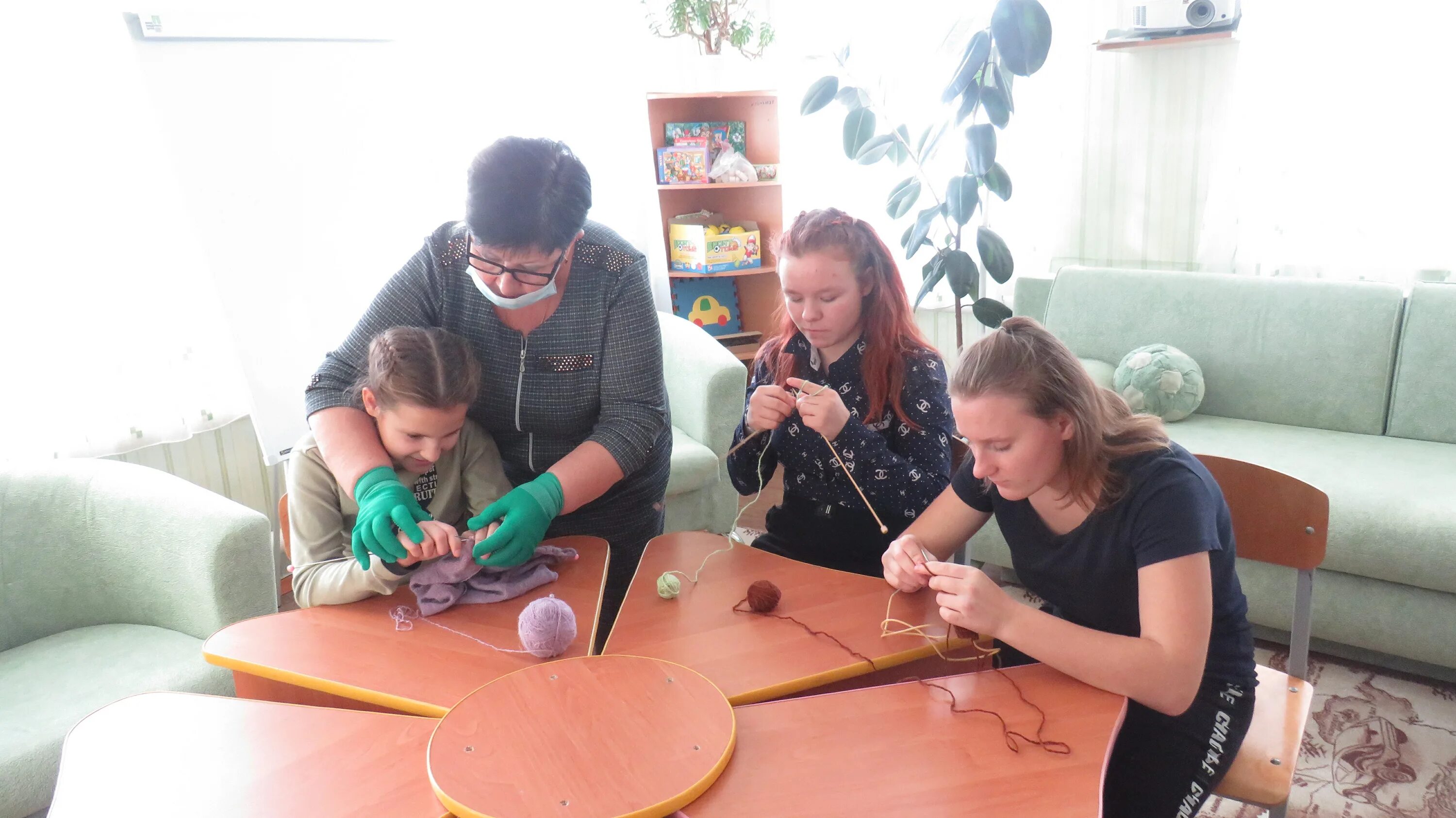 Акция подарок солдату. Новоаннинский реабилитационный центр для несовершеннолетних. Новоаннинский центр помощи детям. Новоаннинский цпд. Новоаннинский центр помощи детям.