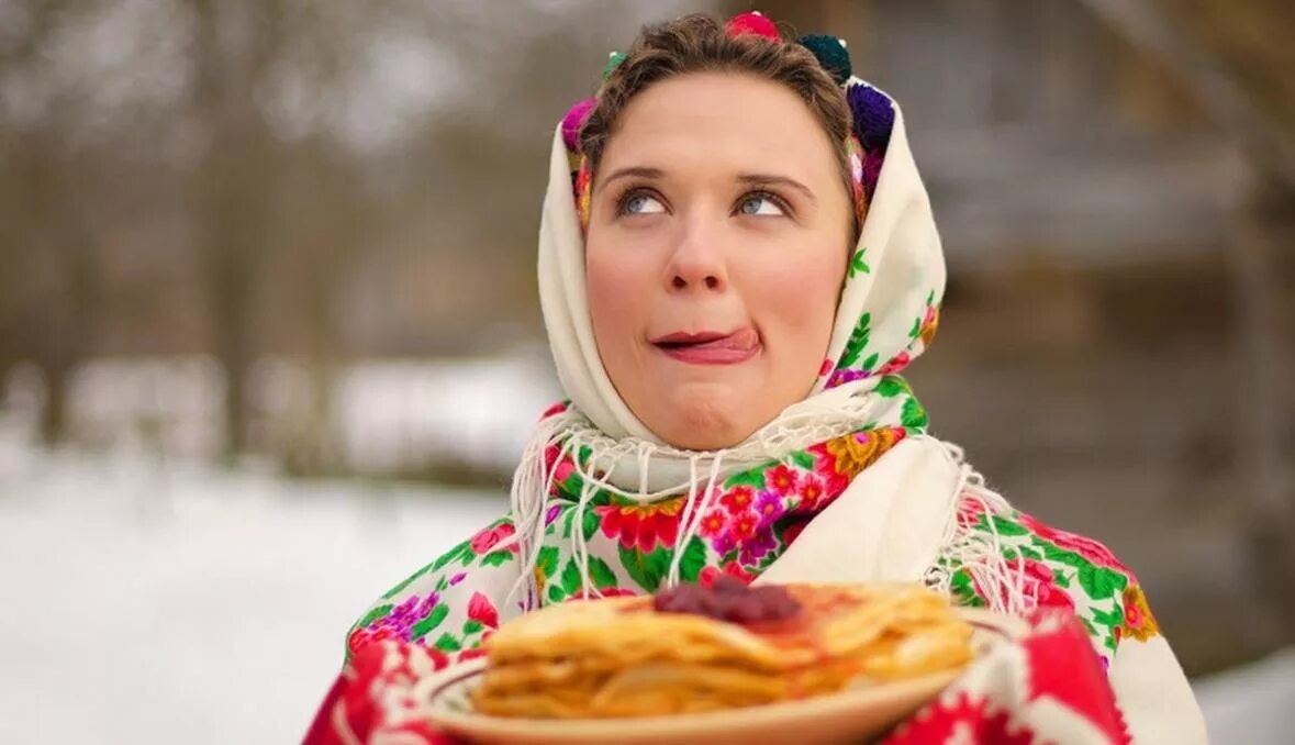 Девушка с блинами на масленицу. Русская красавица с блинами. Девушка с блинами. Поедание блинов на масленицу. Блины.